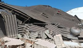 Teto do Mercado de Jaraguá desaba durante obras de reforma em Maceió