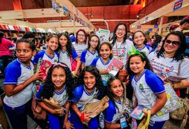 Vale-livro dado aos estudantes foi feito de papel reciclado