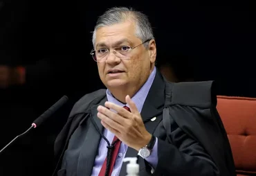 Ministro Flávio Dino bloqueia R$ 4 bi em emendas e determina investigação pela PF