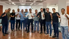 Em reunião com vereadores, JHC reafirma disputa ao governo e faz mistério sobre partido