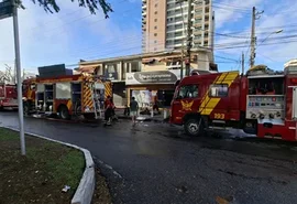 Incêndio destrói loja de materiais para piscina em Maceió e mobiliza Corpo de Bombeiros durante a madrugada