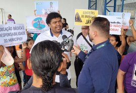 Comunidade protesta por infraestrutura digna em escola municipal de Maceió