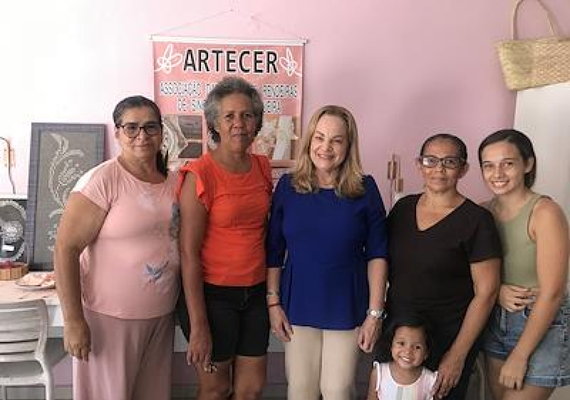 Secretária de Relações Federativas e Internacionais visita artesãos do Alagoas