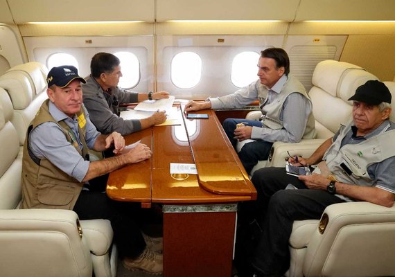 Bolsonaro sobrevoa local da tragédia em Brumadinho