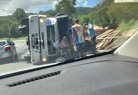 Caminhão tomba na BR-136 e interdita parte da rodovia, em Alagoas