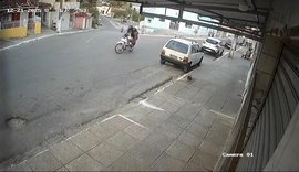 VÍDEO: Idoso é atropelado por moto ao tentar atravessar via em Coqueiro Seco