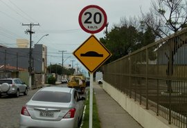 Novas placas de trânsito são postas em Maceió