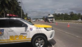 Blitz da BPRv flagra menor de idade dirigindo caminhão em Porto Calvo