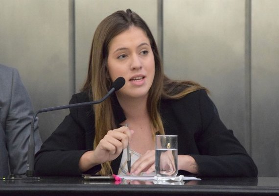 Cibele Moura apresenta na ALE cinco indicações para obras de infraestrutura em Marechal