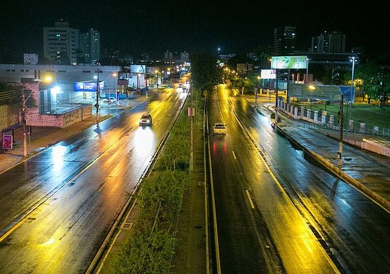 Primeira noite de toque de recolher registra ruas vazias na capital