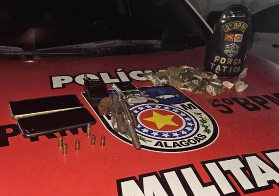 Arma e drogas são apreendidas pela PM no Agreste e na Capital
