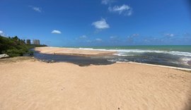 Mancha e mau cheiro no Rio Jacarecica preocupam moradores de Maceió