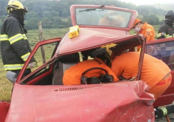 Colisão entre dois carros deixa homem preso às ferragens