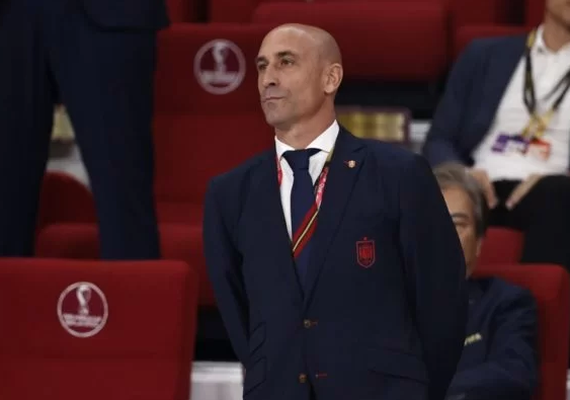 Fifa vai investigar presidente de federação espanhola após escândalo; lembre o caso