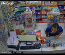 Vídeo: Homem assalta farmácia e ameaça funcionária no Benedito Bentes, em Maceió
