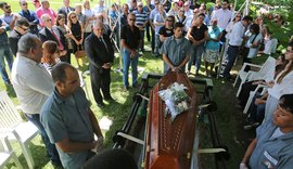 Familiares e autoridades se despedem do jornalista Vladimir Calheiros