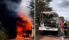 Ônibus escolar é destruído por incêndio e motorista escapa pela janela