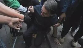 Vídeo: Bolsonaro tomba ao cumprimentar apoiadores durante evento