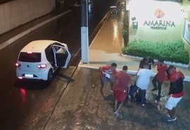 Câmeras flagram oito torcedores do CRB espancando torcedor do ASA; veja vídeo