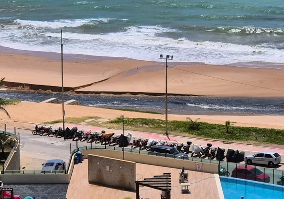 Moradores denunciam despejo de esgoto no Rio Jacarecica, em Maceió