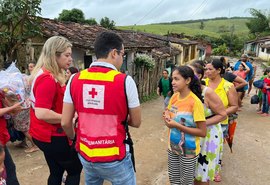 Pré-candidato, irmão de JHC percorre municípios levando donativos