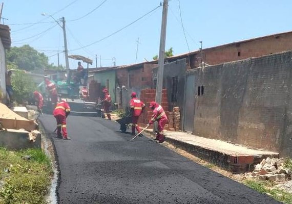 Prefeitura pavimenta ruas em residencial no Benedito Bentes