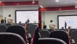 Mulher interrompe palestra para cobrar pensão alimentícia de ex-companheiro