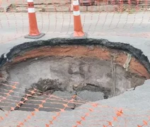 VÍDEO: Cratera em avenida no Trapiche da Barra prejudica trânsito e comércio local