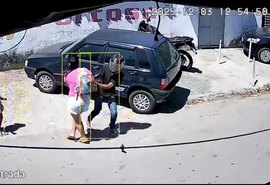 VÍDEO: Criminosos assaltam mulher no meio da rua no Feitosa, em Maceió