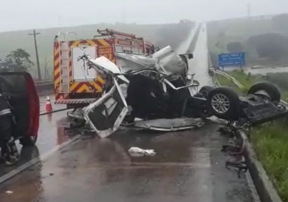 Viaturas da Samu e Bombeiros são atingidas por caminhão durante socorro à vítima de acidente
