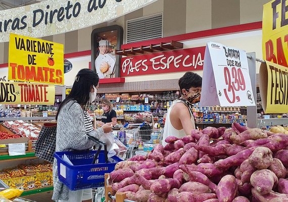 Poder de compra das famílias mais pobres é reduzido pela alta do dólar