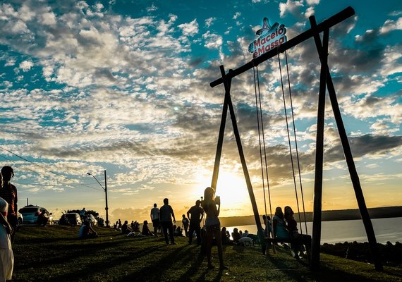 Realização de sonho: após história de superação,  alagoana de 18 anos lança primeiro livro