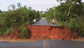 Moradores de Feira Grande percorrem 8Km para sair da cidade após ponte ceder