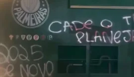 Muros da sede do Palmeiras são pichados após goleada sofrida contra o Novorizontino