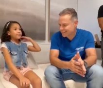 Renan Filho conhece criança que viralizou falando inglês e exalta educação pública