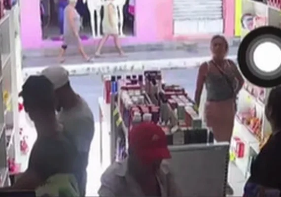 Dois homens são presos após roubo de perfumes em loja no Centro de Arapiraca