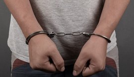 Jovem denunciado por violência doméstica é preso em flagrante por tráfico de drogas