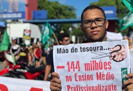 Concentração de ato contra cortes na educação acontece em frente ao Cepa