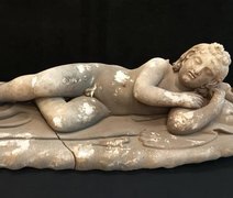Arqueólogos encontram escultura romana do 'Cupido Adormecido' na Croácia