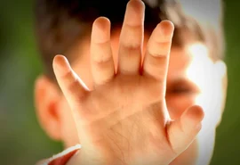 Pai é preso após espancar filho de 3 anos por urinar e defecar na roupa
