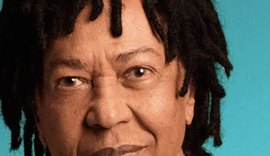 Djavan surpreende fãs ao deixar o palco e dançar no meio da plateia na Europa