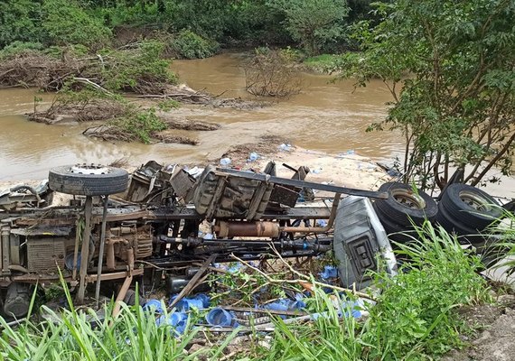 Após veículo cair de ponte, motorista de caminhão tem perna decepada