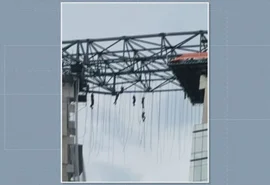 Vídeo: estrutura de construção desaba e operários ficam pendurados a 140 metros de altura; uma pessoa morreu