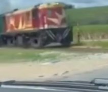 Vídeo: carro é atingido por trem enquanto passava em cruzamento em Satuba