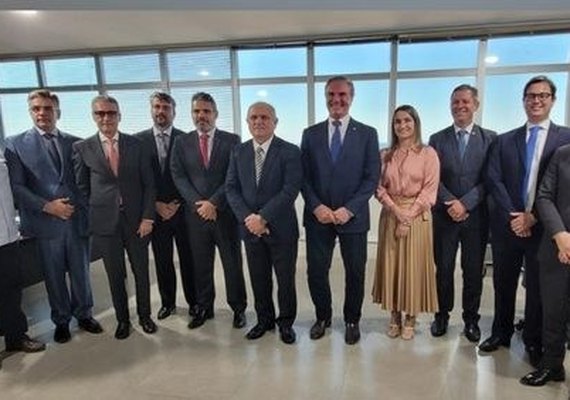 Candidato ao governo alagoano, Fernando Collor é recebido no TRE/AL