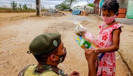 Batalhão do Exército distribui mais de 2 toneladas de alimentos em comunidades