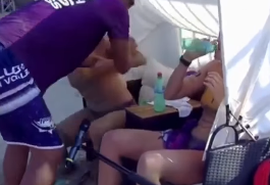 Treinador brasileiro agarra atletas pelo braço durante partida na Itália