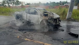 Após colidir com poste carro pega fogo em Marechal Deodoro