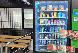 Máquina de venda automática é interditada por vender lanches vencidos em faculdade de Maceió
