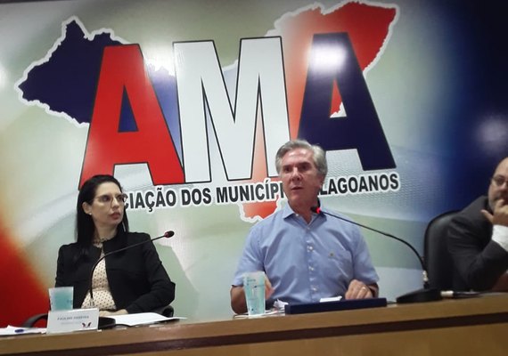 Collor faz cobrança ao governo do estado na AMA